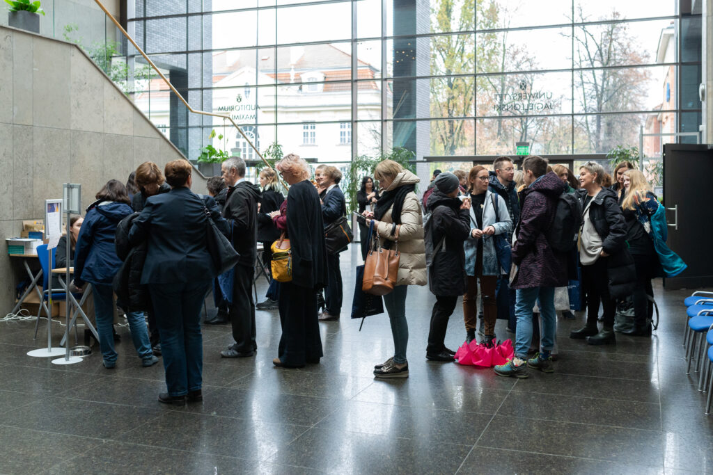 Uczestnicy konferencji oczekują na odbiór pakietów konferencyjnych