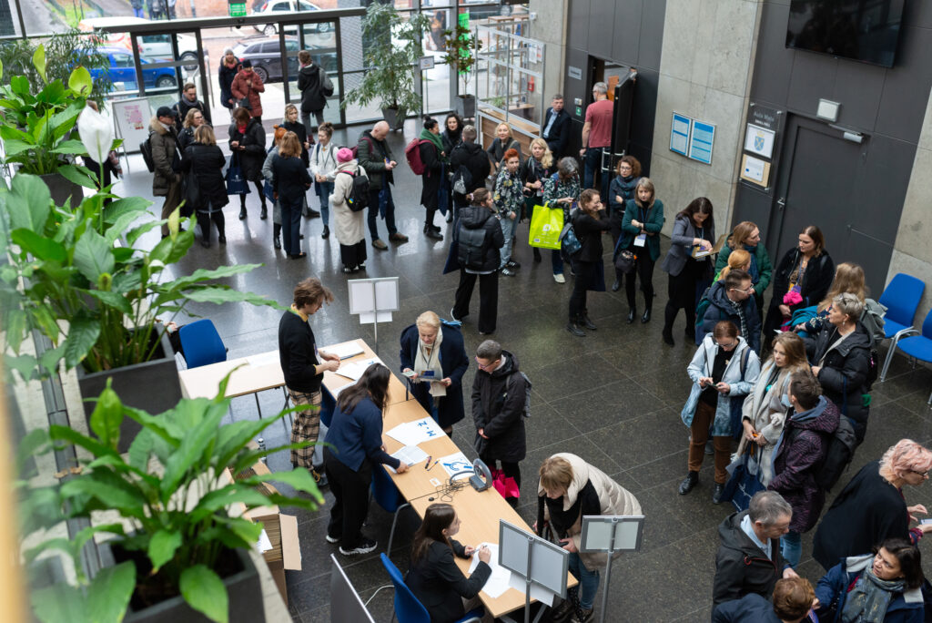 Uczestnicy konferencji oczekują na odbiór pakietów konferencyjnych