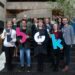 Zdjęcie grupowe uśmiechniętych członków stowarzyszenia. W rękach trzymają cztery litery - IBOK