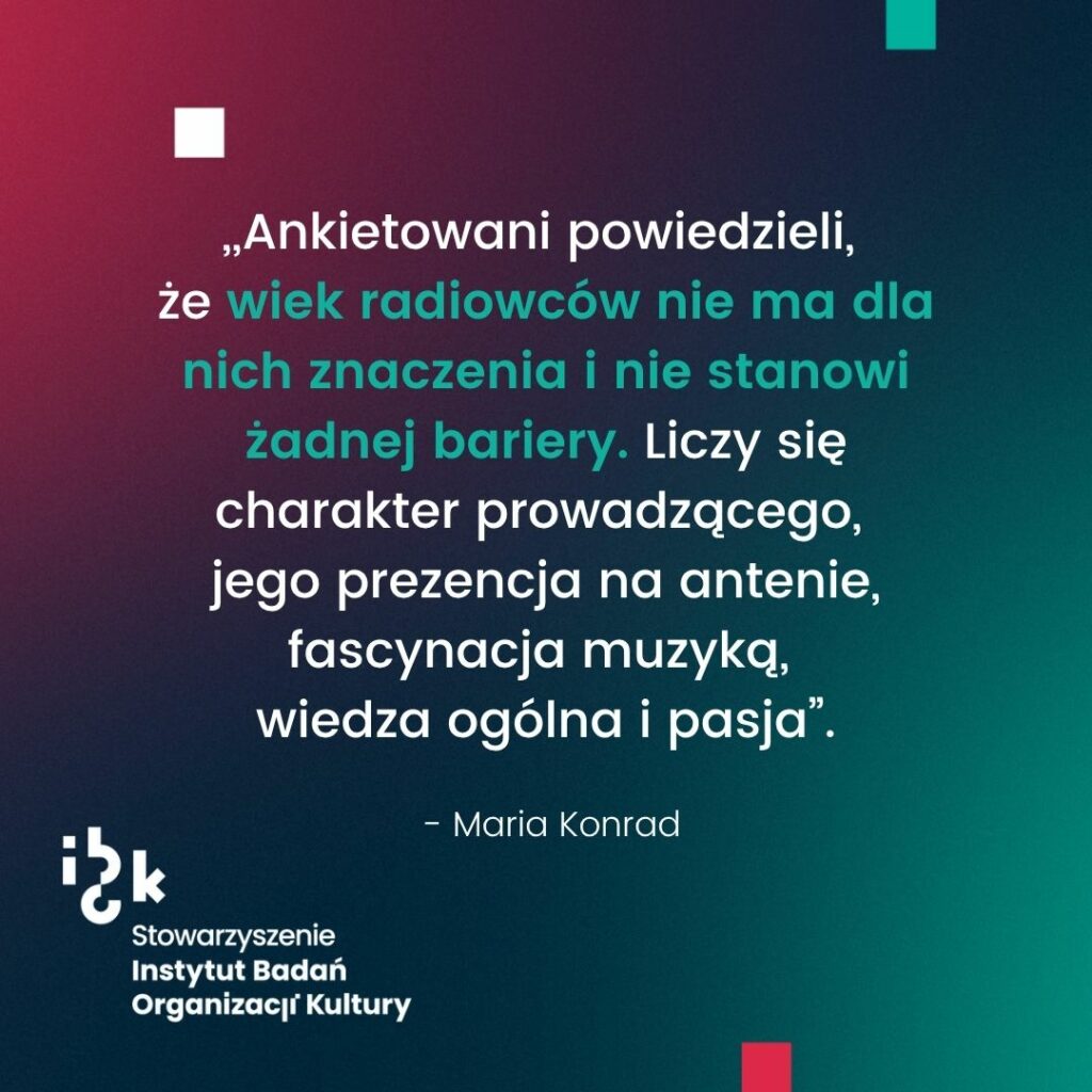 Grafika z cytatem Marii Konrad na temat postrzegania radiowców przez słuchaczy. Wątek skupia się na tym, że wiek prowadzących nie stanowi bariery, a kluczowe znaczenie mają pasja, wiedza ogólna, prezencja na antenie oraz fascynacja muzyką. Na dole logo Stowarzyszenia Instytut Badań Organizacji Kultury. Tło gradientowe, od ciemnozielonego do bordowego.