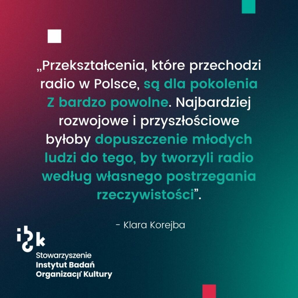 Grafika z cytatem Marii Konrad dotyczącym konieczności pozyskiwania młodego pokolenia. Autorka zaznacza, że bez zdobycia najmłodszych słuchaczy oraz pracowników, czas radia na rynku naturalnie się ograniczy, a jego przyszłość będzie niepewna. Na dole logo Stowarzyszenia Instytut Badań Organizacji Kultury. Tło gradientowe, od ciemnozielonego do bordowego.