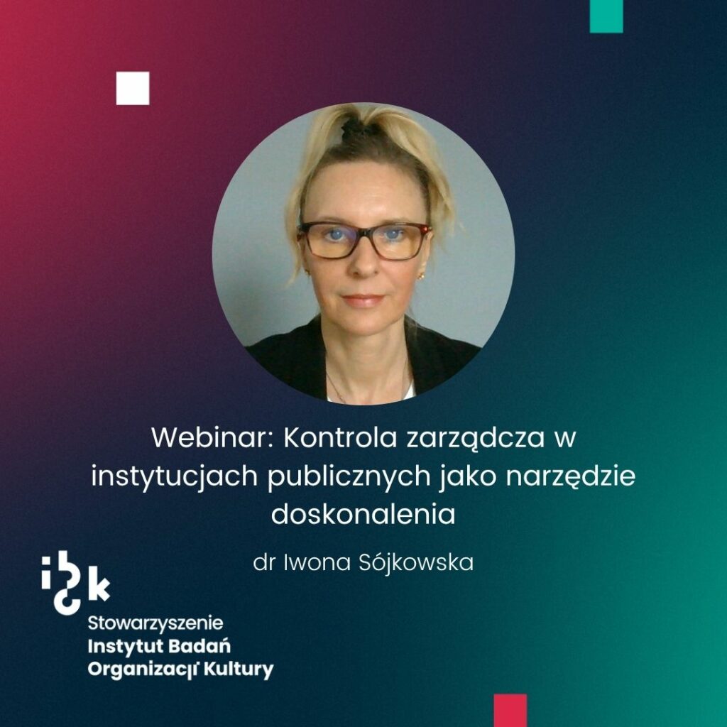 Grafika informacyjna ze zdjęciem dr Iwony Sójkowskiej, zapowiadająca archiwalny webinar: „Kontrola zarządcza w instytucjach publicznych jako narzędzie doskonalenia”. Przedstawia prelegentkę oraz logo Stowarzyszenia Instytutu Badań Organizacji Kultury. Tło gradientowe od ciemnozielonego do bordowego.