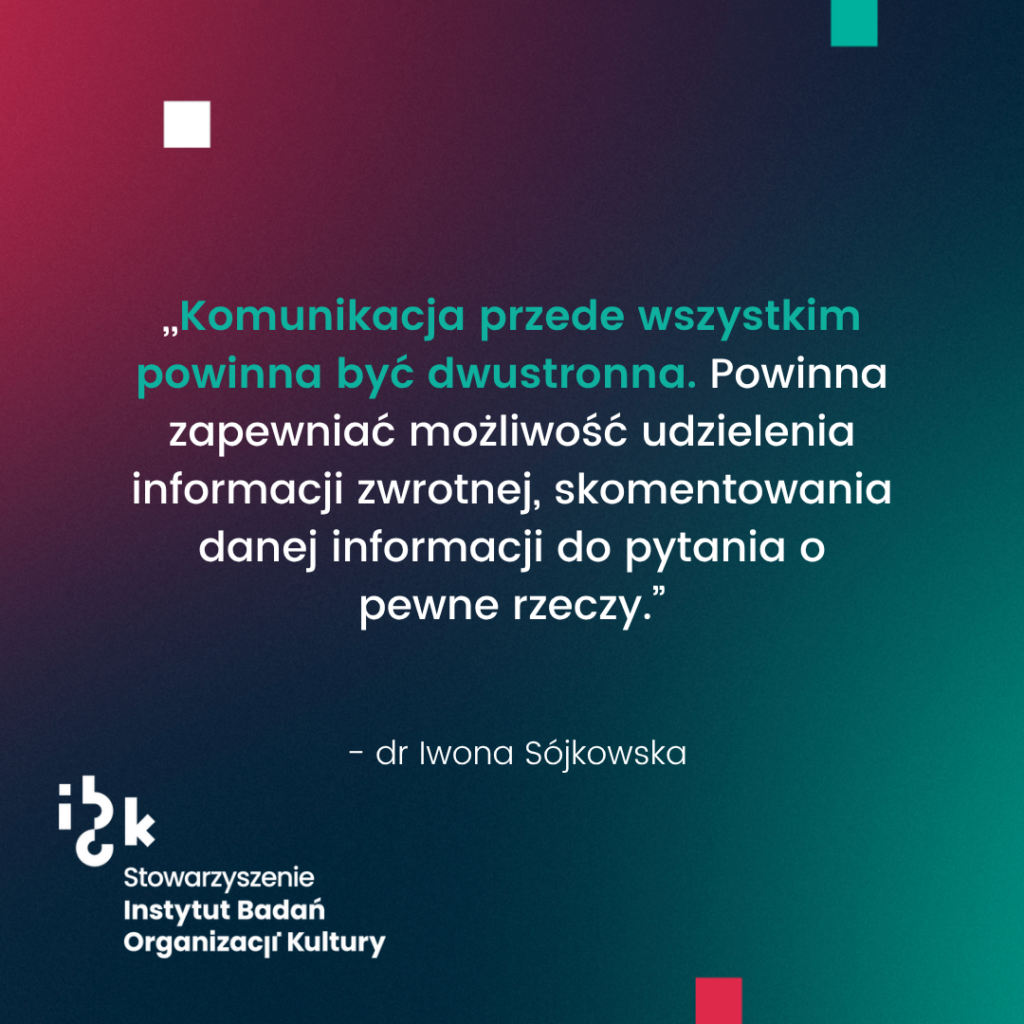 Grafika z cytatem dr Iwony Sójkowskiej dotyczącym dwustronnej komunikacji, która powinna zapewniać możliwość udzielenia informacji zwrotnej. Na dole logo Stowarzyszenia Instytutu Badań Organizacji Kultury. Tło gradientowe od ciemnozielonego do bordowego.