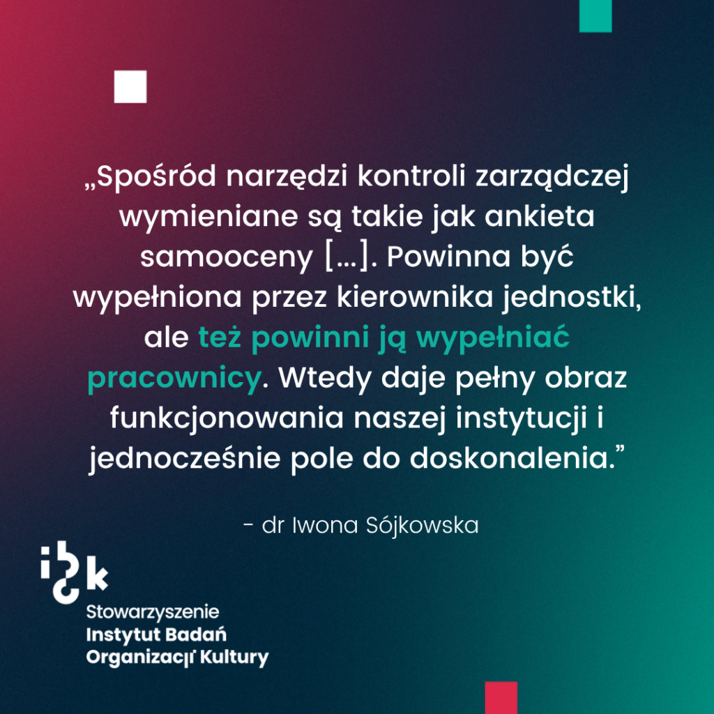 Grafika z cytatem dr Iwony Sójkowskiej o tym, że ankiety samooceny powinny być wypełniane przez kierownika jednostki oraz pracownicy. Autorka podkreśla, że wtedy ankieta daje nam pełny obraz funkcjonowania i pole do doskonalenia instytucji.
Na dole logo Stowarzyszenia Instytutu Badań Organizacji Kultury. Tło gradientowe od ciemnozielonego do bordowego.