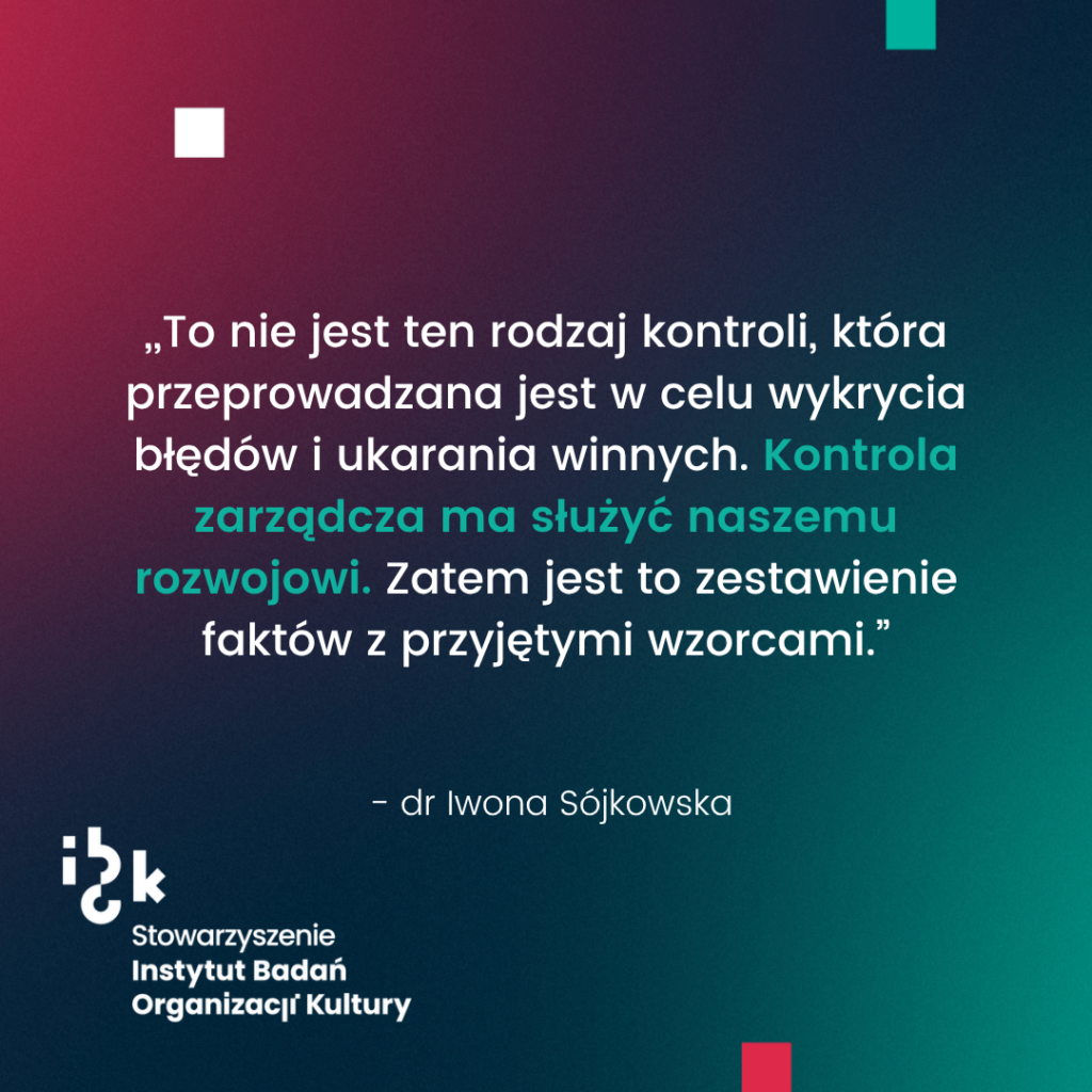 Grafika z cytatem dr Iwony Sójkowskiej na temat kontroli zarządczej. Autorka wskazuje, że nie jest to rodzaj kontroli, która jest przeprowadzana w celu wykrycia błędów, tylko ma służyć naszemu rozwojowi. Na dole logo Stowarzyszenia Instytutu Badań Organizacji Kultury. Tło gradientowe od ciemnozielonego do bordowego.