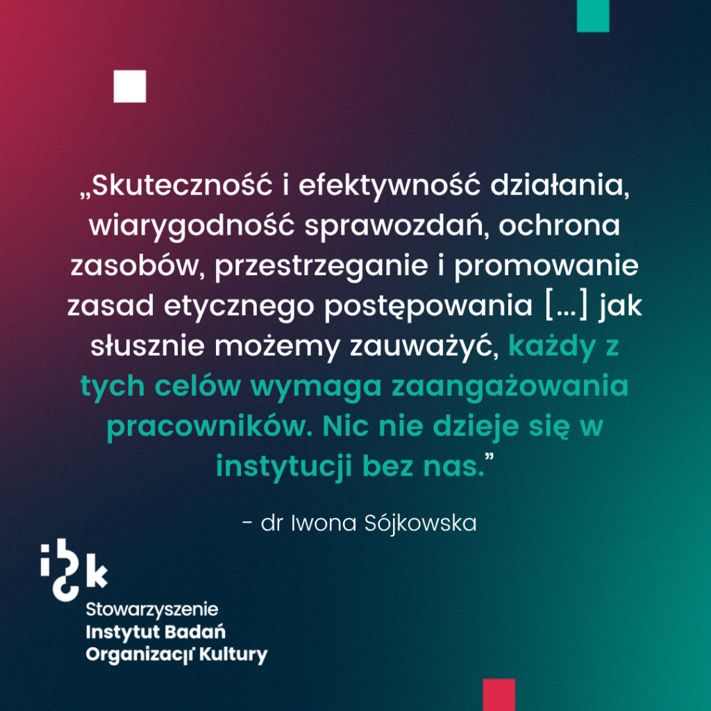 Grafika z cytatem dr Iwony Sójkowskiej na temat zaangażowania pracowników bez których nic się nie dzieje w instytucji. Wymienia cele takie jak skuteczność i efektywność działania, wiarygodność sprawozdań, ochrona zasobów, przestrzeganie i promowanie zasad etycznego postępowania. Na dole logo Stowarzyszenia Instytutu Badań Organizacji Kultury. Tło gradientowe od ciemnozielonego do bordowego.