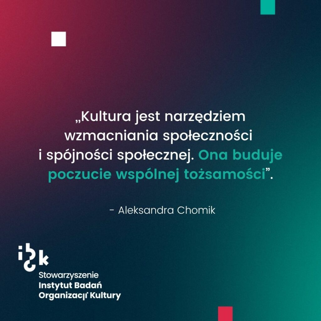 Grafika z cytatem Aleksandry Chomik o tym, że kultura jest narzędziem wzmacniania społeczności i spójności społecznej. Autorka podkreśla, że to kultura buduje poczucie wspólnej tożsamości. Na dole logo Stowarzyszenia Instytutu Badań Organizacji Kultury. Tło gradientowe od ciemnozielonego do bordowego.