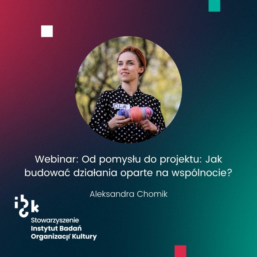 Grafika informacyjna ze zdjęciem Aleksandry Chomik zapowiadająca archiwalny webinar: „Od pomysłu do projektu: Jak budować działania oparte na wspólnocie?”. Przedstawia prelegentkę oraz logo Stowarzyszenia Instytutu Badań Organizacji Kultury. Tło gradientowe od ciemnozielonego do bordowego.